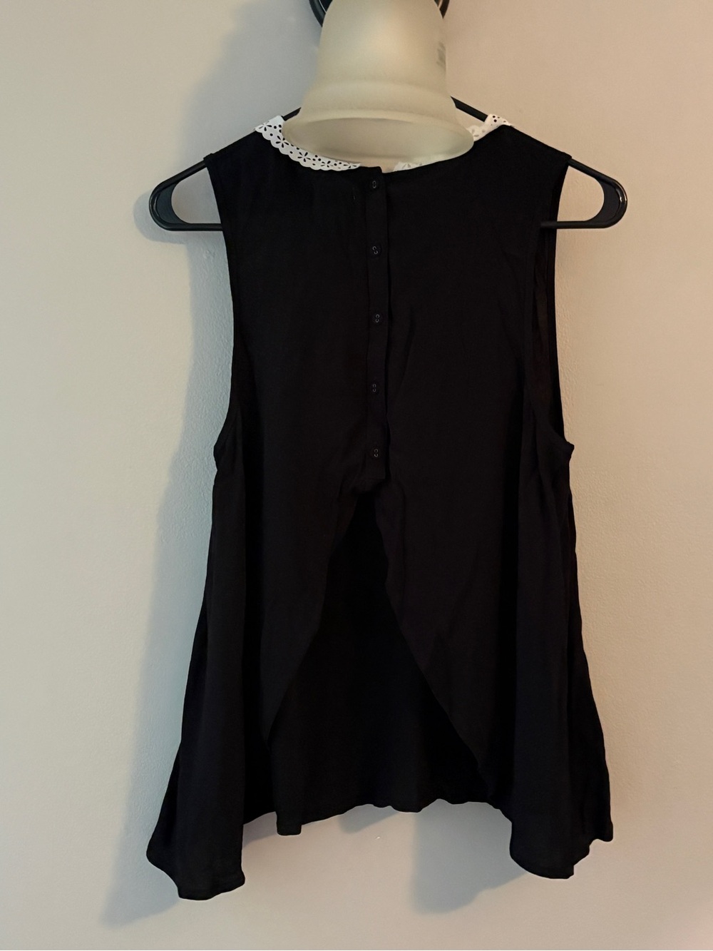 Urban Outfitters Black Sleeveless Blouse with White Eyelet Peter Pan Collar - Picture 3 of 7